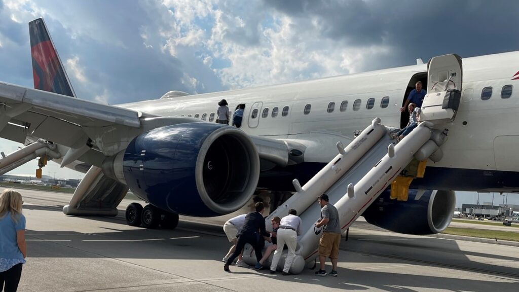 Delta Boeing 757 Fire: Evacuation at Atlanta Airport